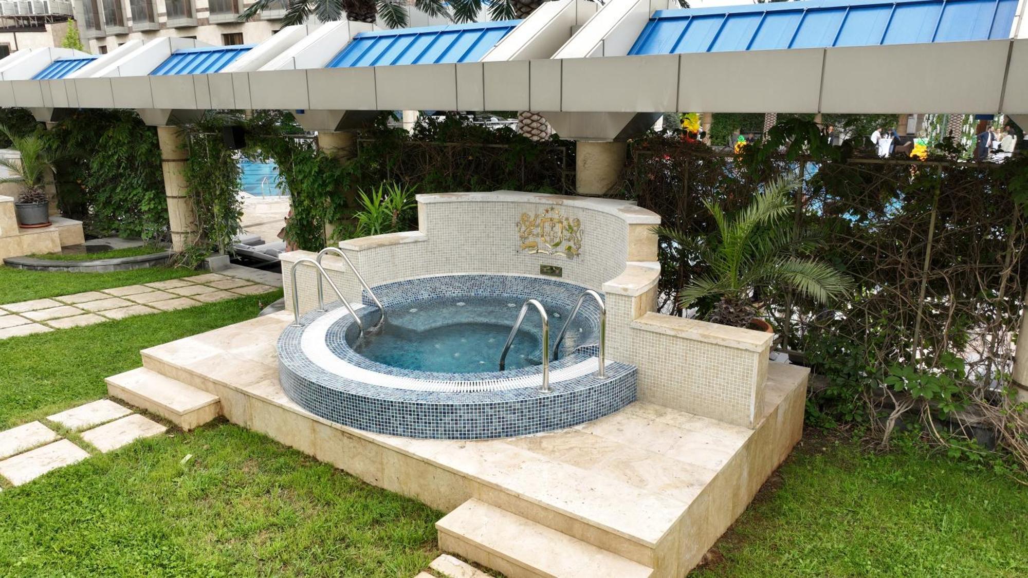 Multi Grand Pharaon Hotel Ptghni Exterior foto